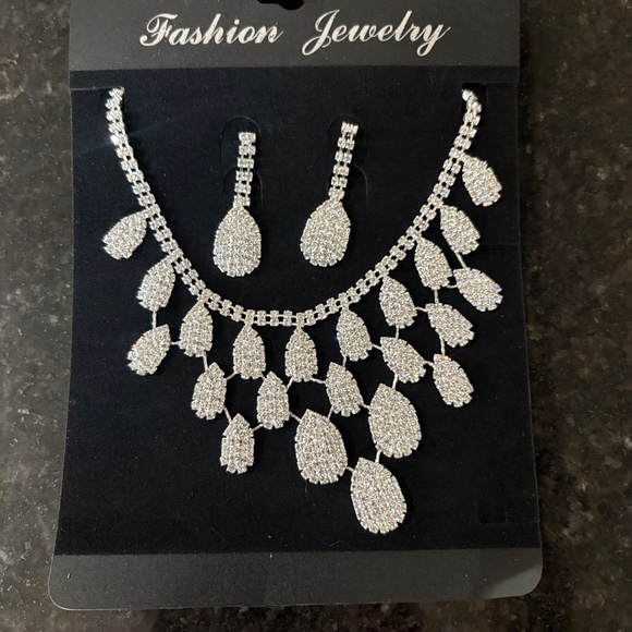 NWT - EARRINGS AND NECKLACE SET - BLING! BLING! BLINGY! - Picture 5 of 10